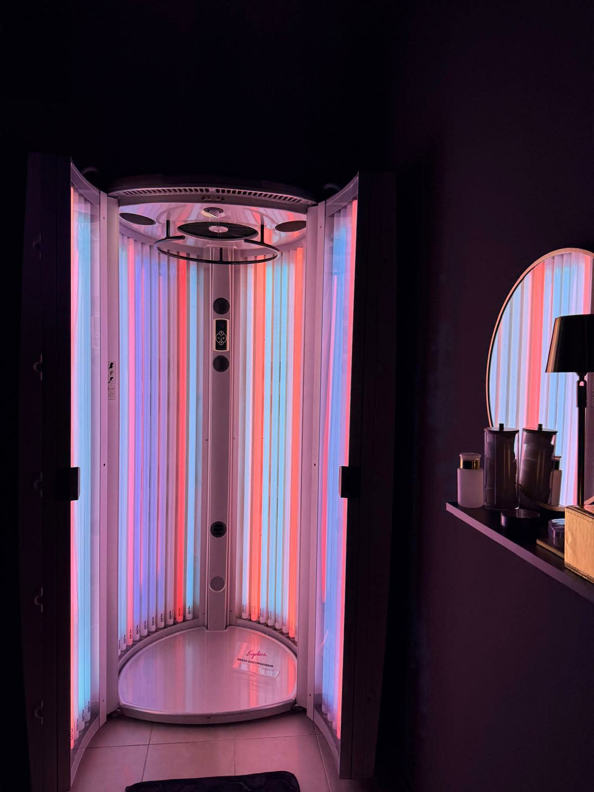 Luxura V5 Hybrid - tuba opalająca z lampami kolagenowymi